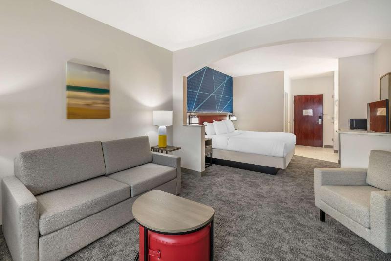 King Suite - Non-Smoking image 4