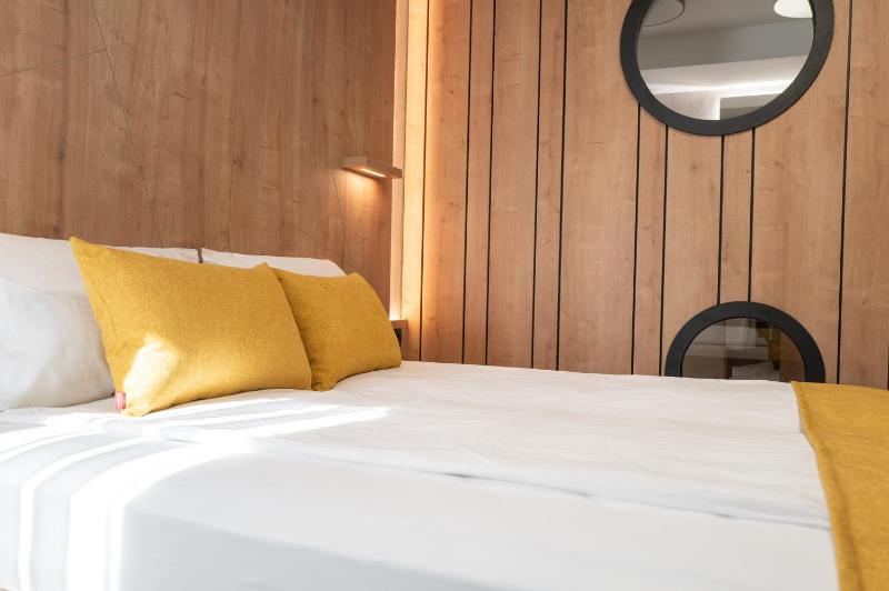 Standard Twin Room image 1