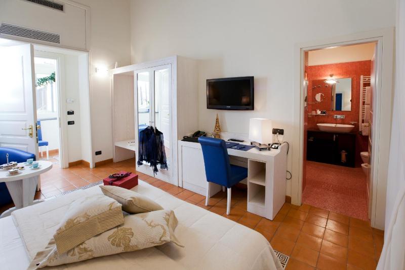 Classic Double or Twin Room image 4