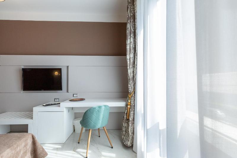 Large Double or Twin Room image 3