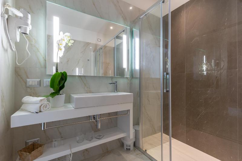 Large Double or Twin Room image 2