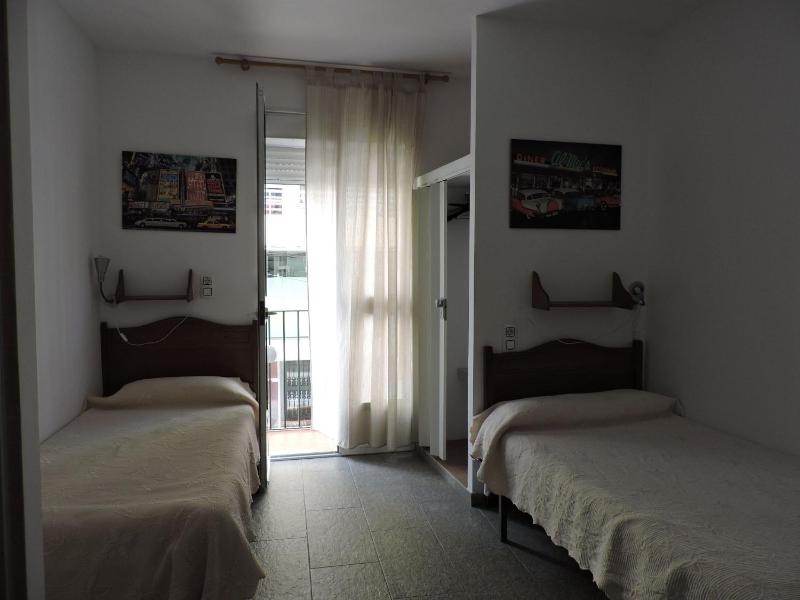 Twin Room with Private Bathroom image 3