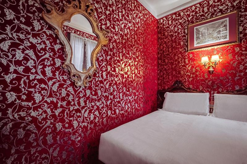 Economy Double Room image 4