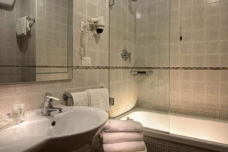 Standard Triple Room image 2