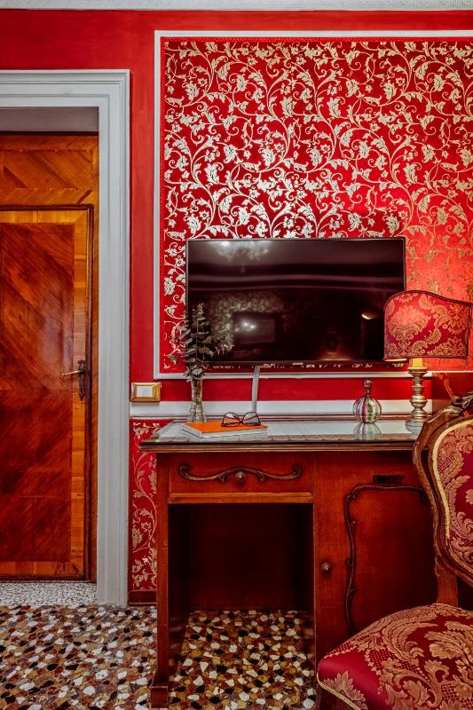 Junior Suite with Canal View image 2