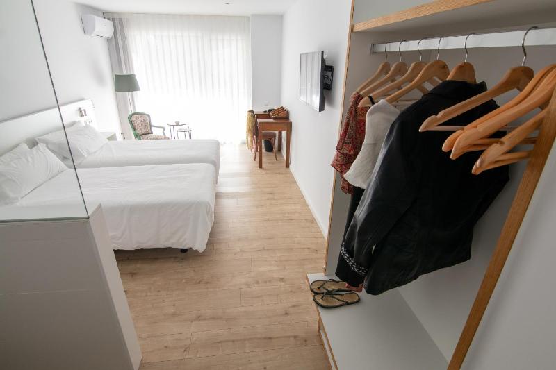 Double Room with Balcony and Partial Sea View image 1