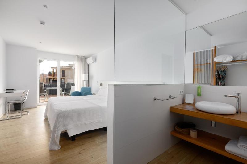 Double Room with Balcony and Partial Sea View image 2