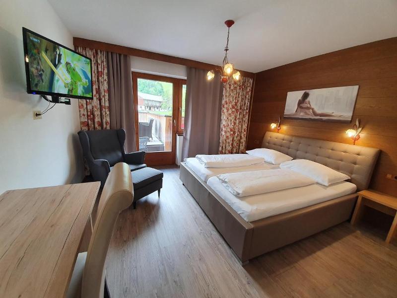 Double Room with Balcony image 4