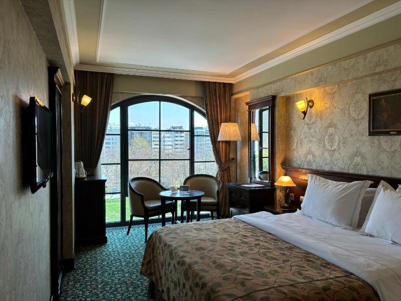 Deluxe Double Room with Park View image 4