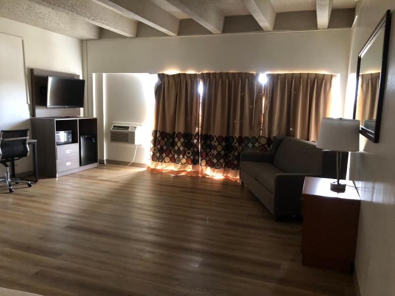 King Suite - Non-Smoking image 4