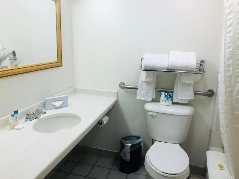 King Room - Accessible/Non-Smoking image 3