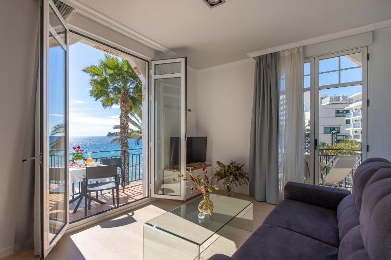 One-Bedroom Apartment with Sea View image 3