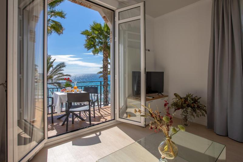 One-Bedroom Apartment with Sea View image 1