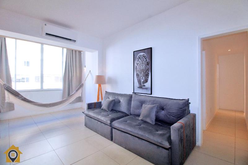 Moderno e Estiloso: 2 Quartos Perto da Praia - image 12