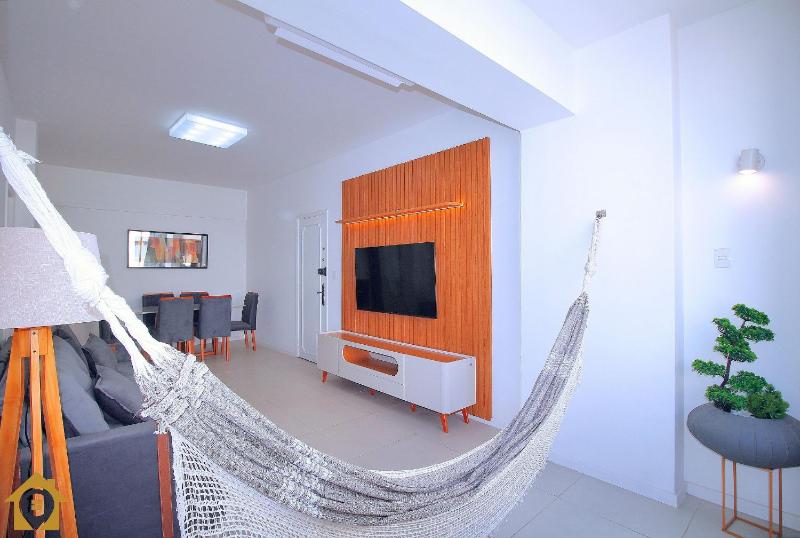Moderno e Estiloso: 2 Quartos Perto da Praia - image 9