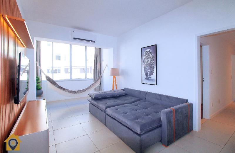 Moderno e Estiloso: 2 Quartos Perto da Praia - image 5