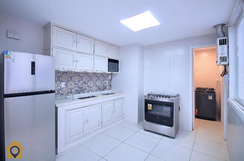 Moderno e Estiloso: 2 Quartos Perto da Praia - image 14
