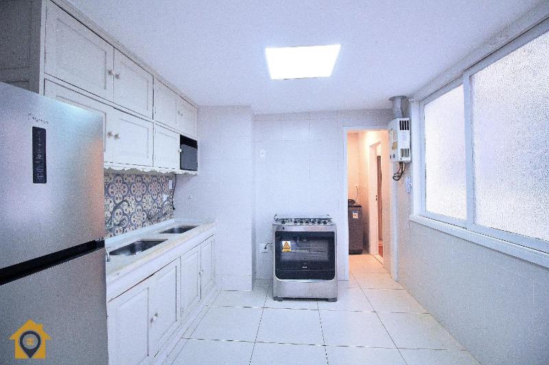 Moderno e Estiloso: 2 Quartos Perto da Praia - image 6
