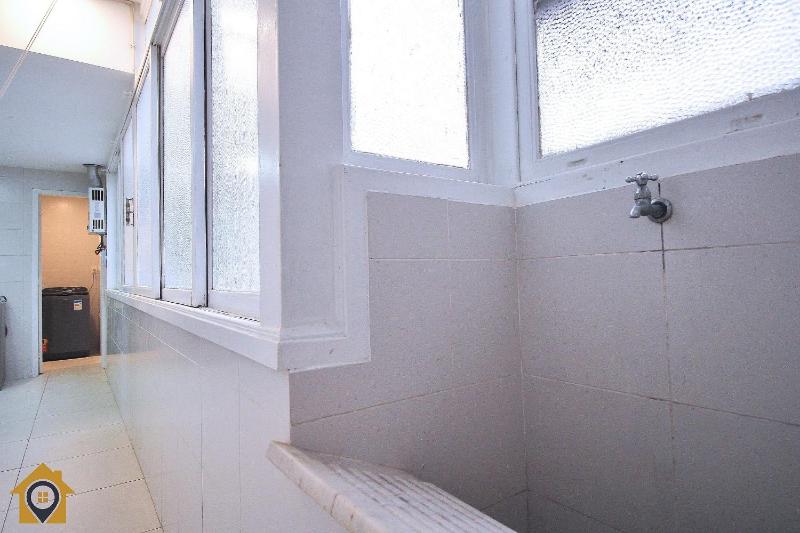 Moderno e Estiloso: 2 Quartos Perto da Praia - image 2