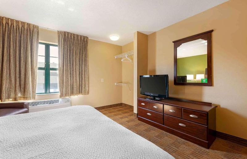 Queen studio with 1 Queen Bed - Disability Access/Non-Smoking image 3