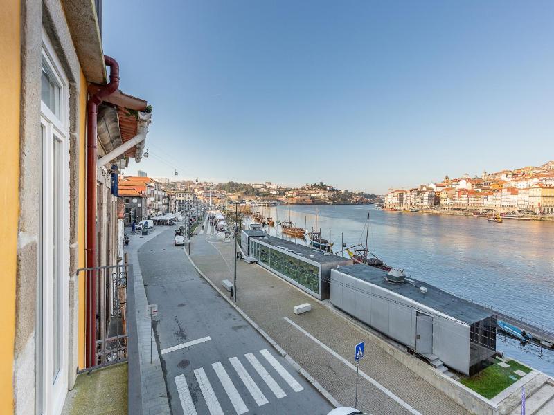 City Apartment with River Views - image 19