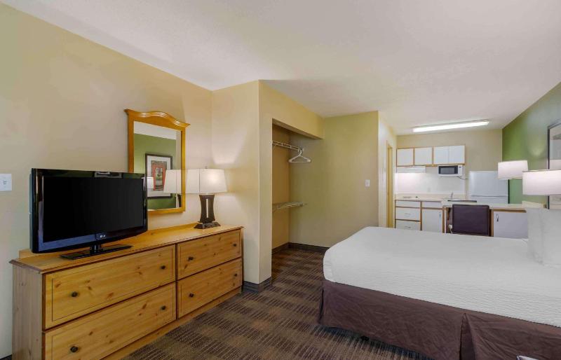 Deluxe Studio with 1 Queen Bed - Non-Smoking image 3