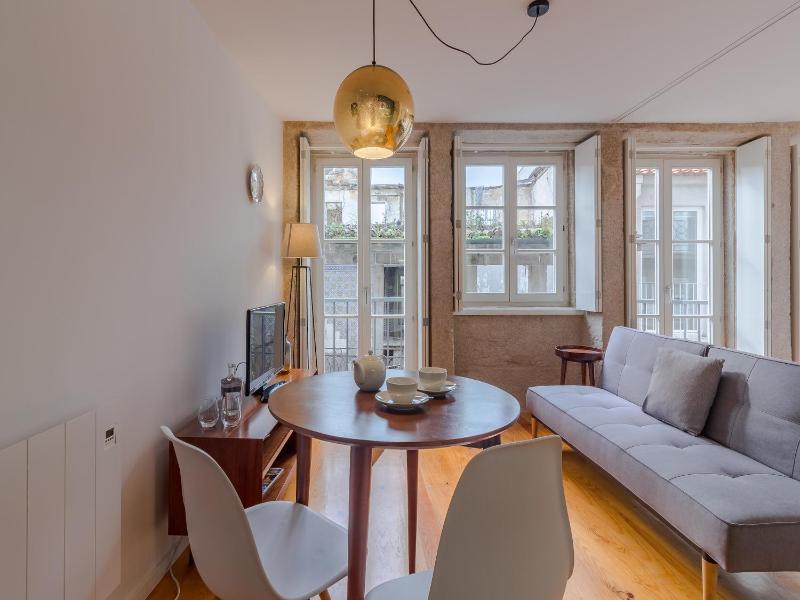 Modern studio in Porto with balcony - image 13