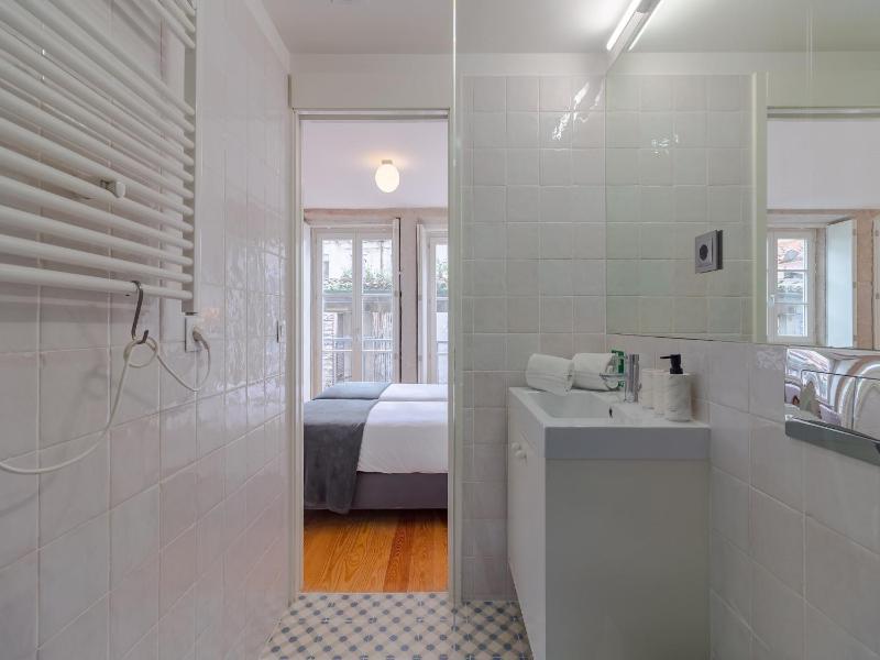 Modern studio in Porto with balcony - image 15