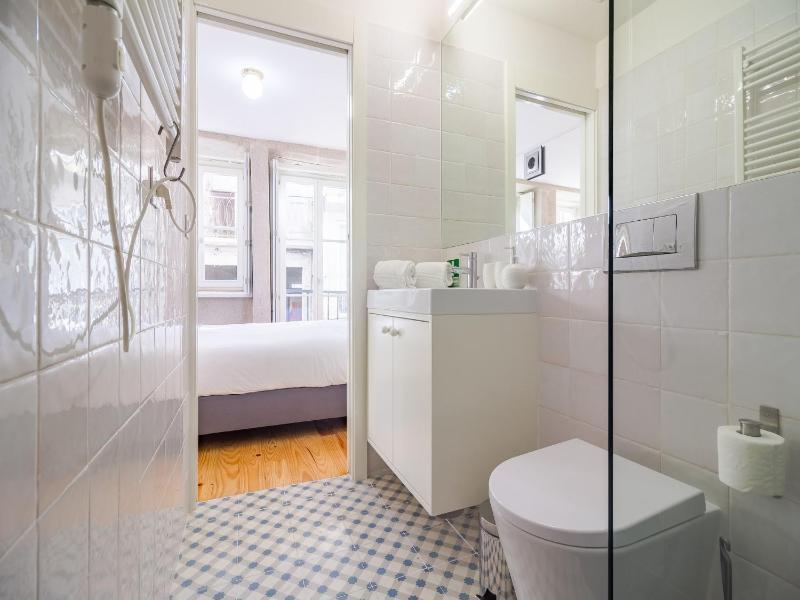 Central Porto apartment with balcony - image 14