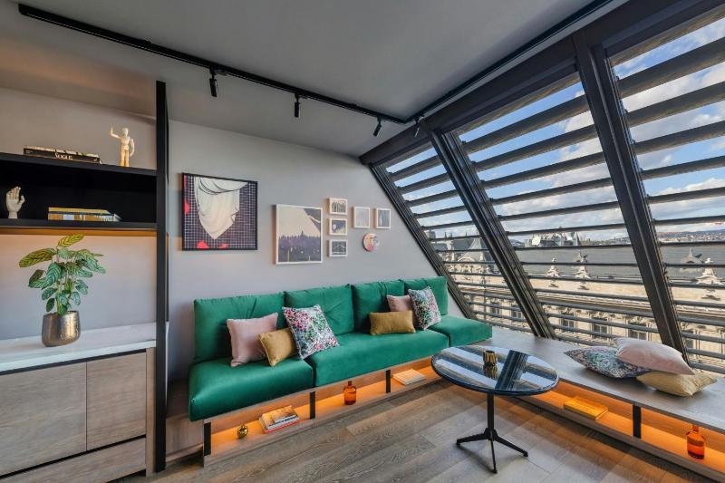 Loft King Room with City View - Top Floor image 1