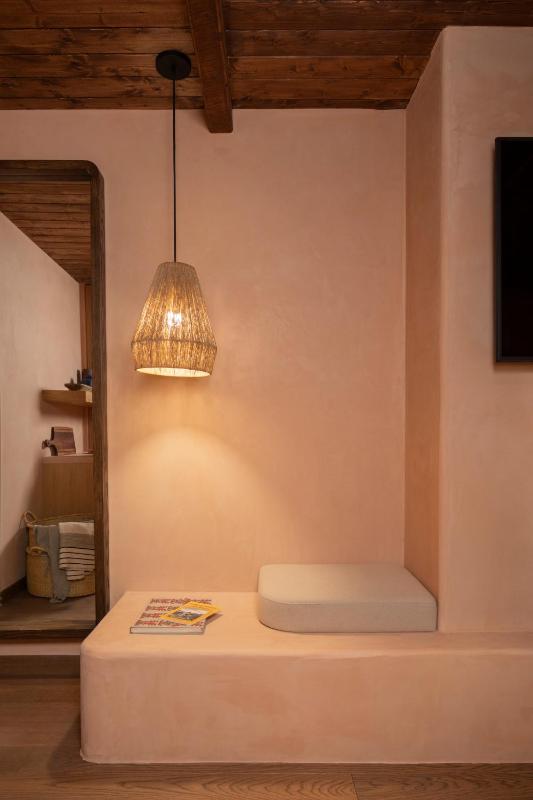 Standard King Room image 2
