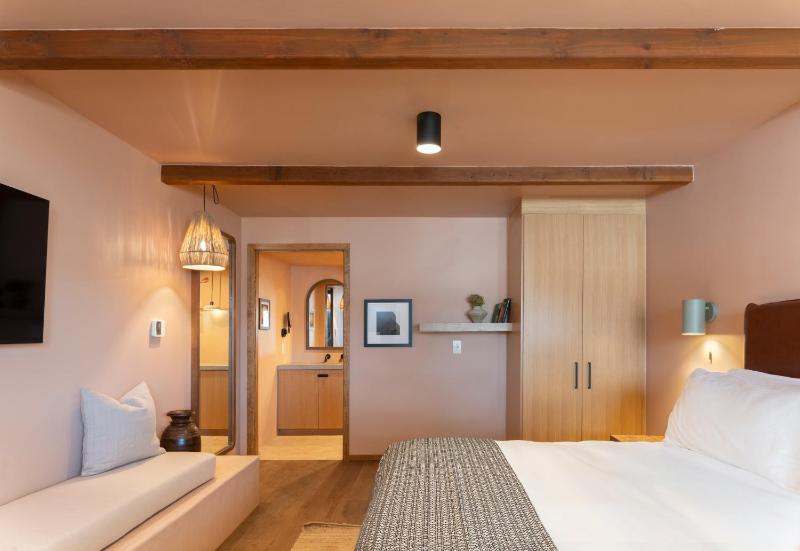 Standard King Room image 3