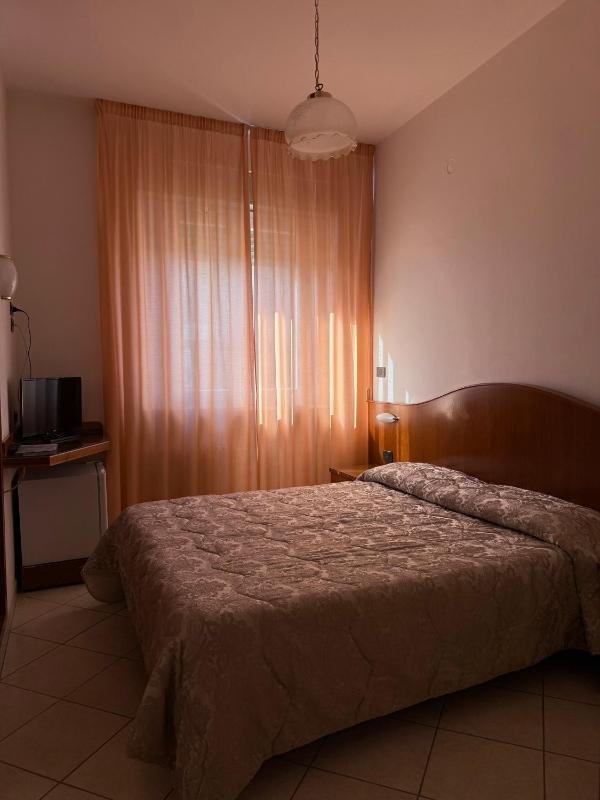 Economy Double Room image 4