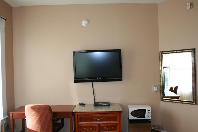 King Room with Shared Bathroom image 3