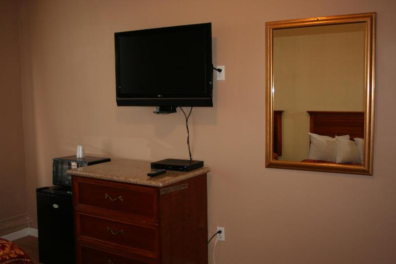 Queen Room with Shared Bathroom image 4