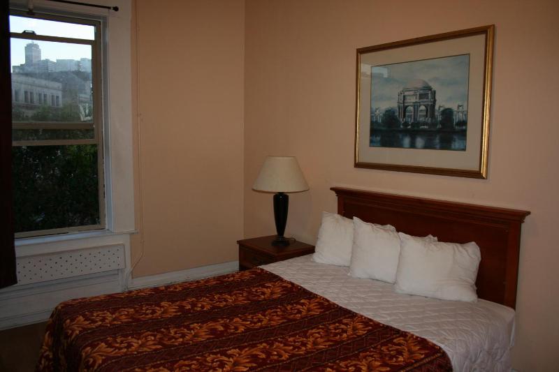 Queen Room with Shared Bathroom image 3