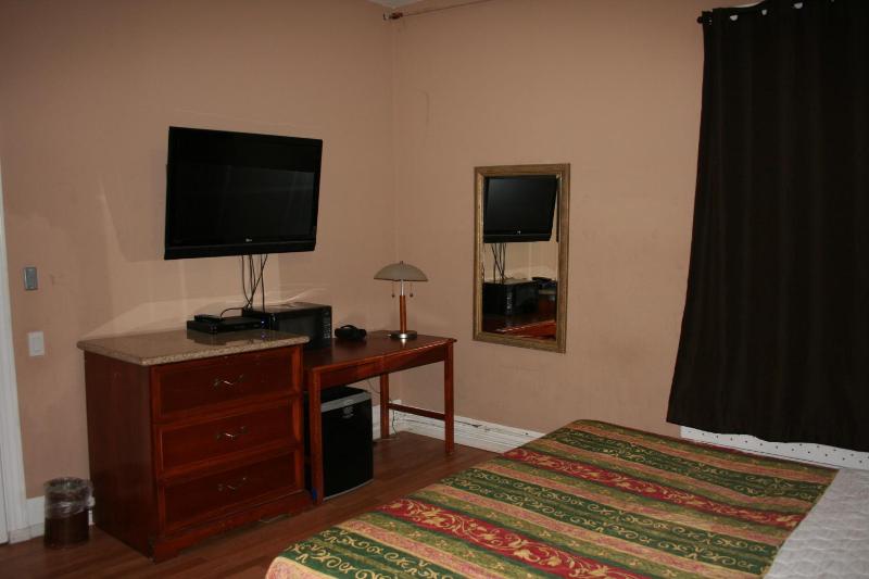 Queen Room with Shared Bathroom image 2