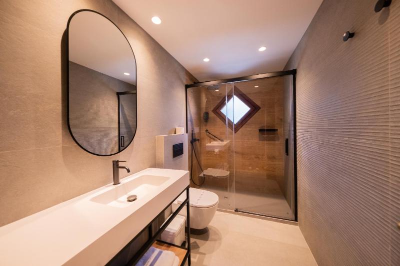 Double Room with Balcony image 4