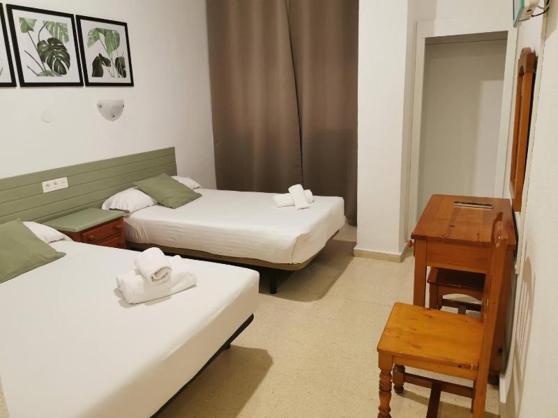 Twin Room image 4