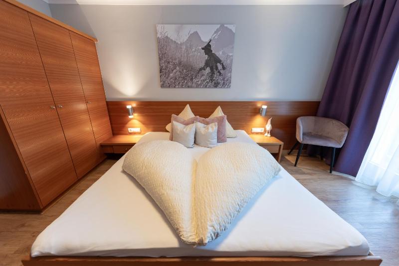 Standard Double Room image 4