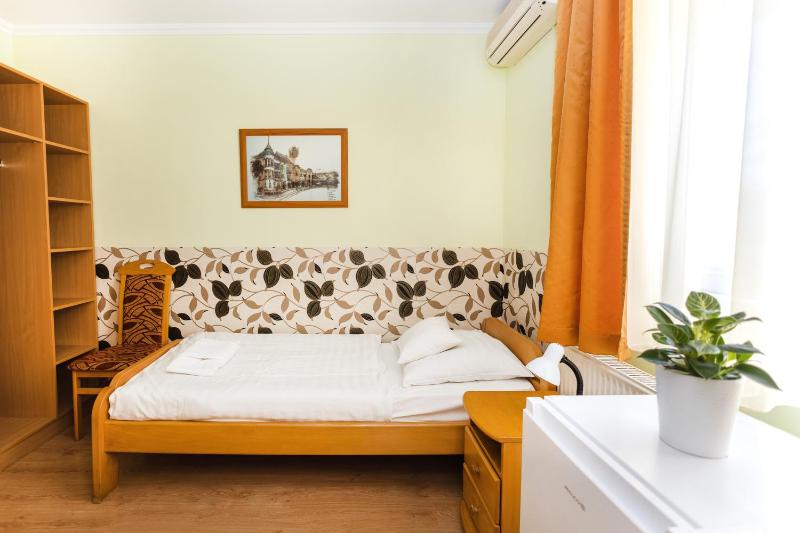 Single Room with Bathroom image 1