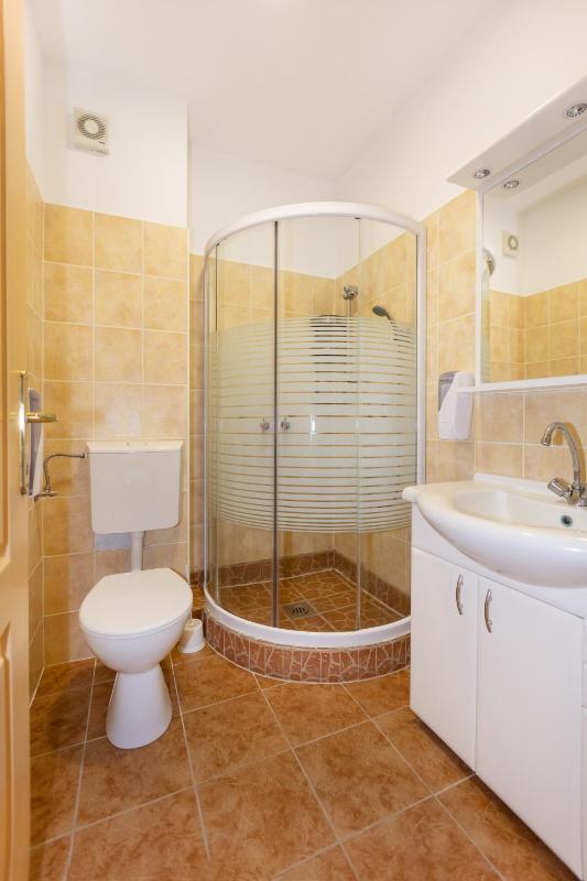 Twin Room with Bathroom image 2