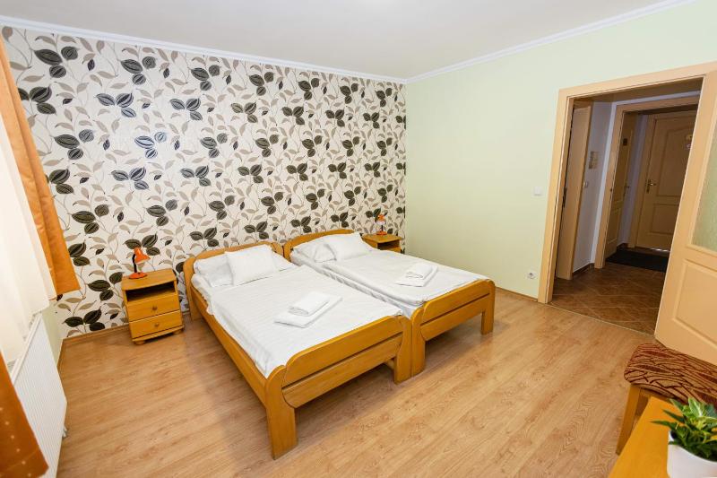 Twin Room with Bathroom image 1