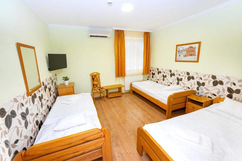 Triple Room with Bathroom image 1
