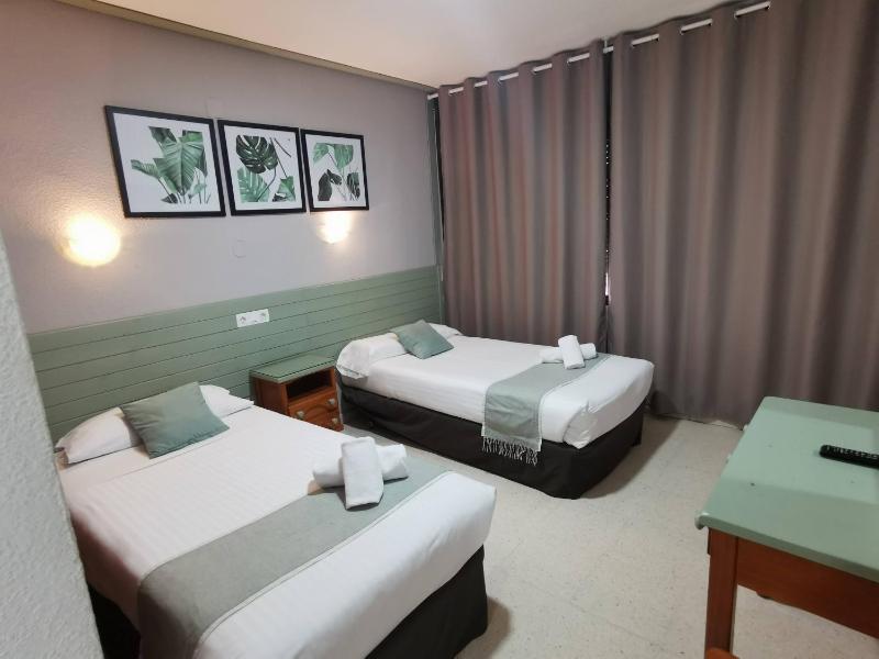 Twin Room image 3