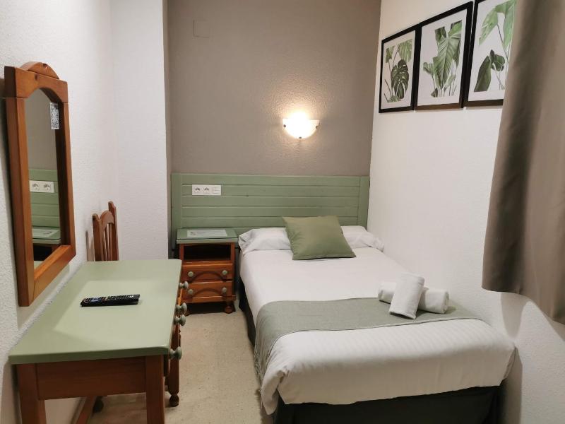 Single Room image 3
