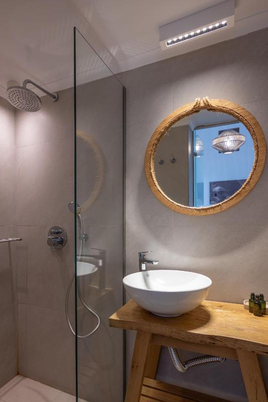 Standard Double Room image 3