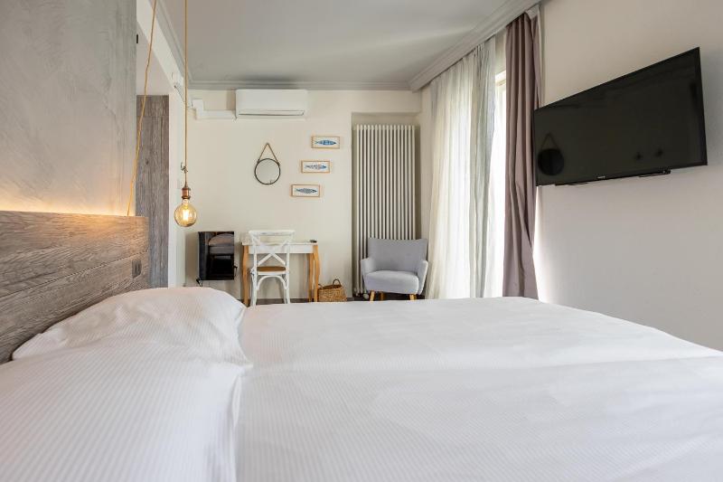 Superior Double Room image 3
