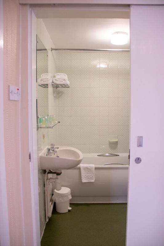 Classic Quadruple Room image 2