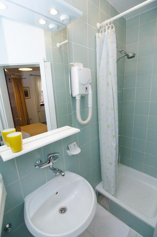 Single Room image 4